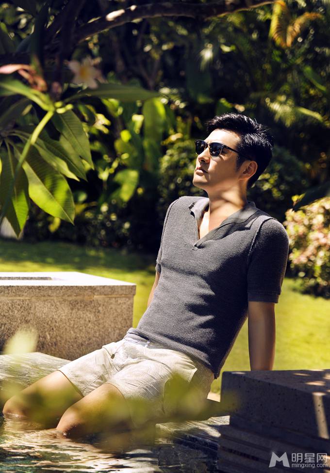 严屹宽印花衬衫显雅痞气质户外写真