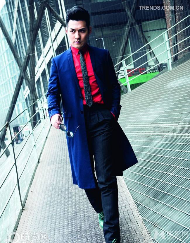 严屹宽穿修身西装帅气街拍写真