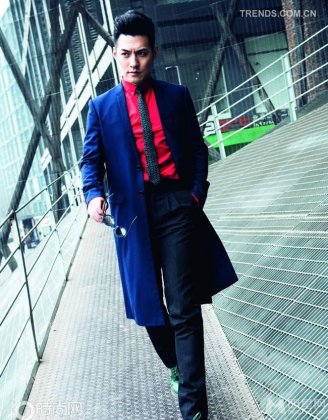 严屹宽穿修身西装帅气街拍写真