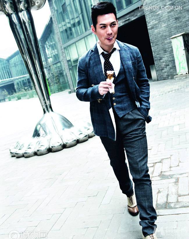 严屹宽穿修身西装帅气街拍写真