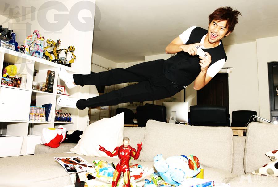 陈柏霖童心未泯玩喷水枪湿身写真