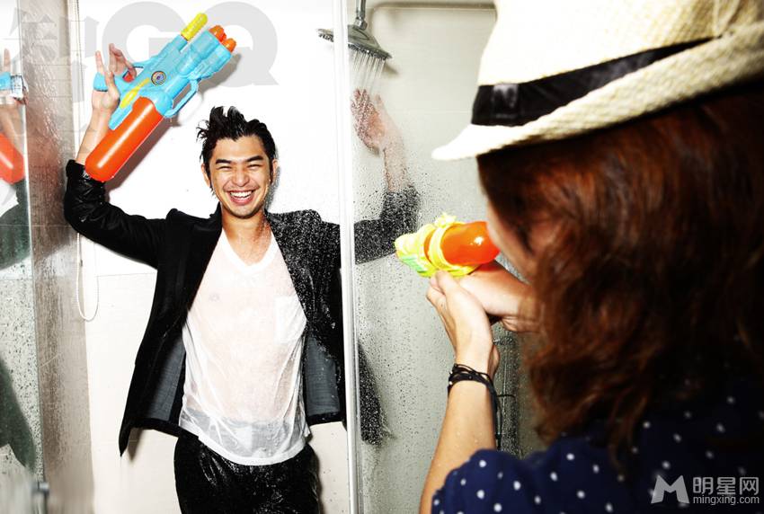 陈柏霖童心未泯玩喷水枪湿身写真