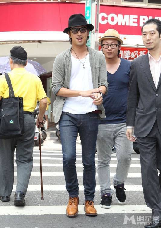 台湾男演员陈柏霖戴黑色帽子帅气亮相