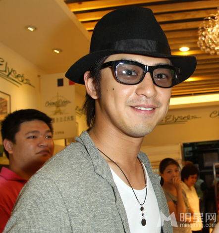 台湾男演员陈柏霖戴黑色帽子帅气亮相