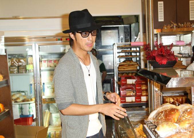 台湾男演员陈柏霖戴黑色帽子帅气亮相