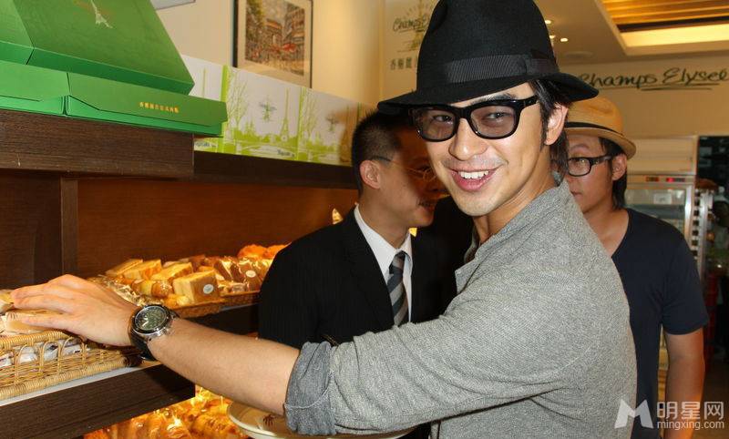 台湾男演员陈柏霖戴黑色帽子帅气亮相