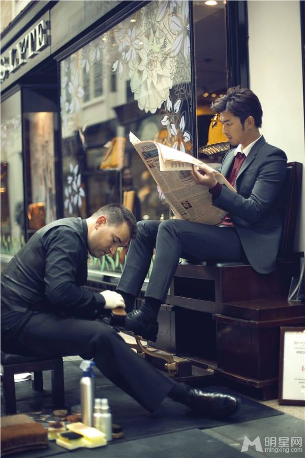 陈柏霖尽显绅士风度街拍写真