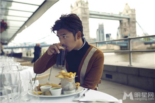 陈柏霖尽显绅士风度街拍写真