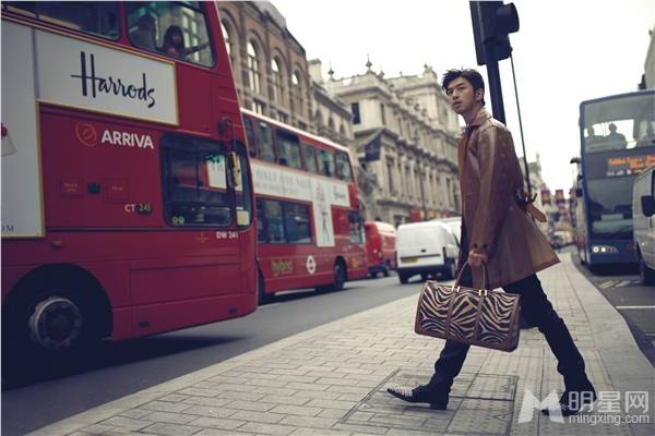 陈柏霖尽显绅士风度街拍写真