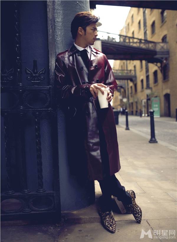 陈柏霖尽显绅士风度街拍写真
