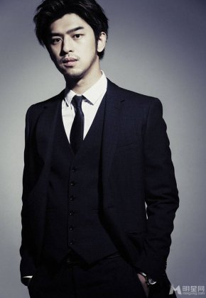 台湾男明星陈柏霖彰显熟男魅力