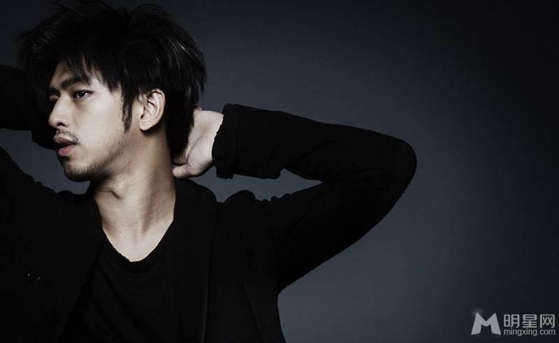 台湾男明星陈柏霖彰显熟男魅力