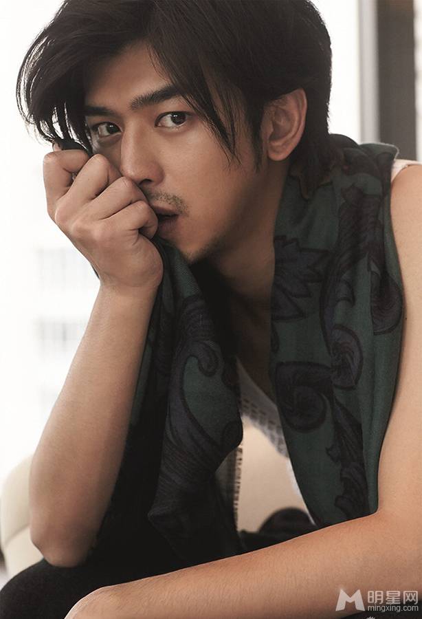 男神陈柏霖冷峻气场十足写真集