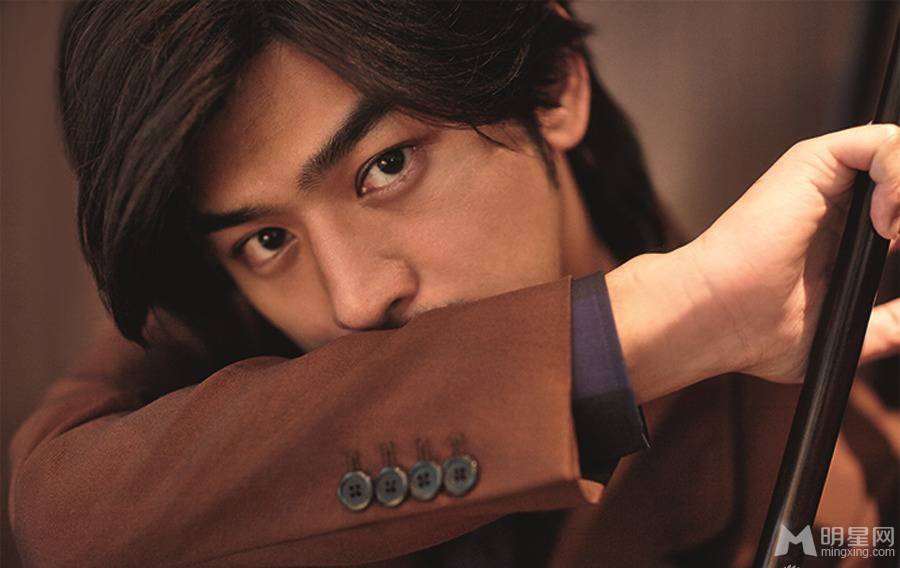 男神陈柏霖冷峻气场十足写真集