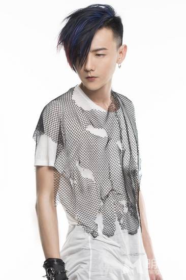 男明星黄义达新造型展现花美男形象