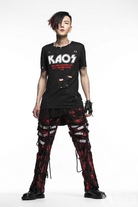 黄义达尽显酷帅魅力人气爆棚