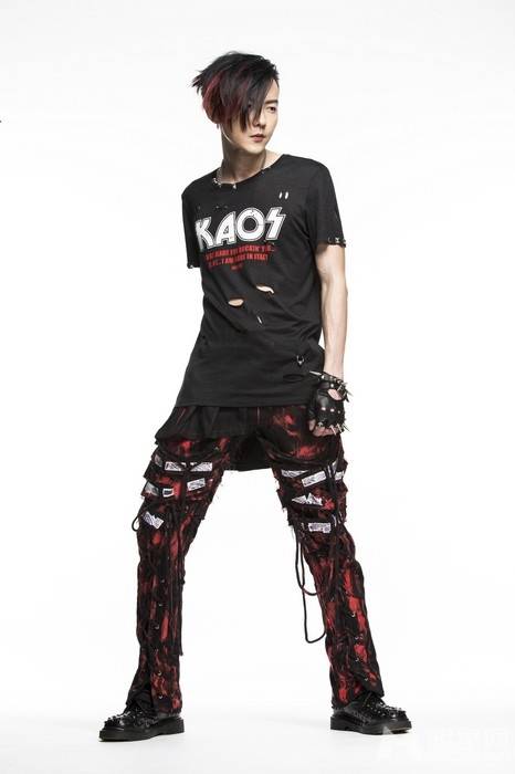 黄义达尽显酷帅魅力人气爆棚