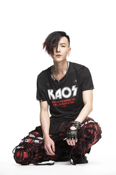 黄义达尽显酷帅魅力人气爆棚