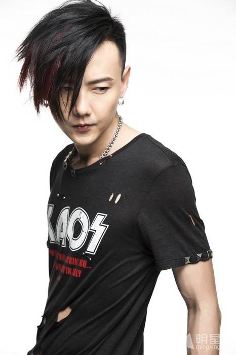 黄义达尽显酷帅魅力人气爆棚
