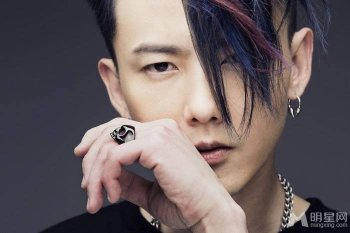 花美男黄义达炫彩造型宣传照