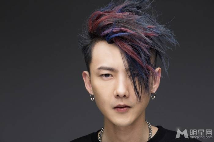 花美男黄义达炫彩造型宣传照