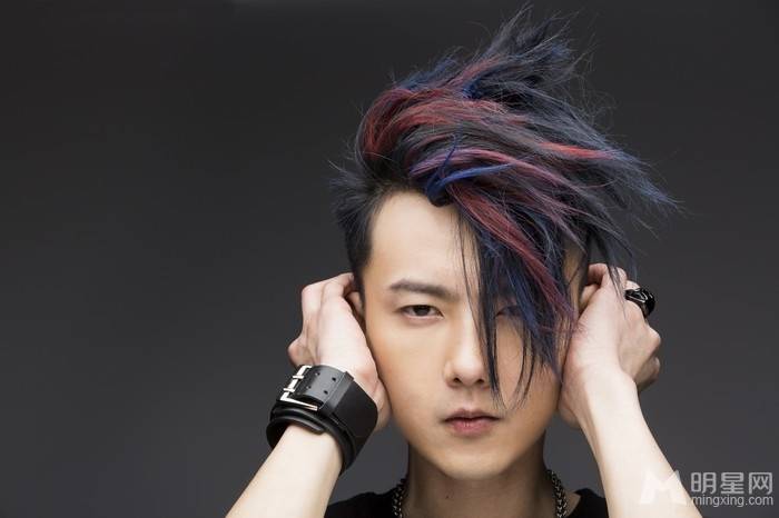 花美男黄义达炫彩造型宣传照