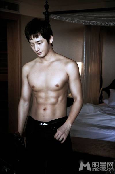 韩国男演员朴施厚半裸秀身材组图