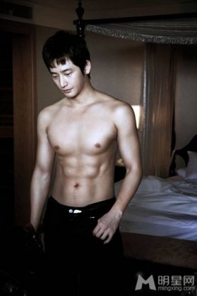 韩国男演员朴施厚半裸秀身材组图