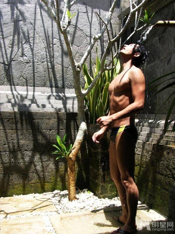 韩国男演员朴施厚半裸秀身材组图