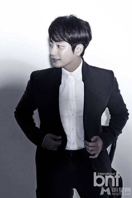 朴施厚面带微笑阳光帅气写真