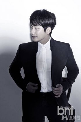 朴施厚面带微笑阳光帅气写真