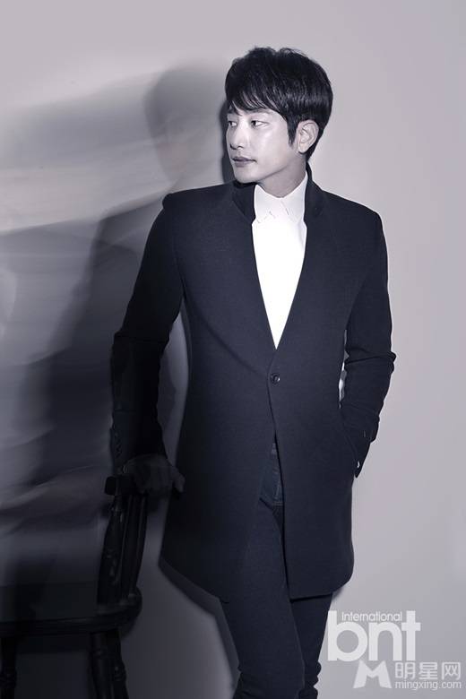 朴施厚面带微笑阳光帅气写真