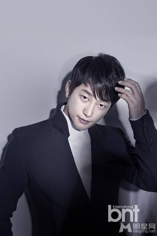 朴施厚面带微笑阳光帅气写真