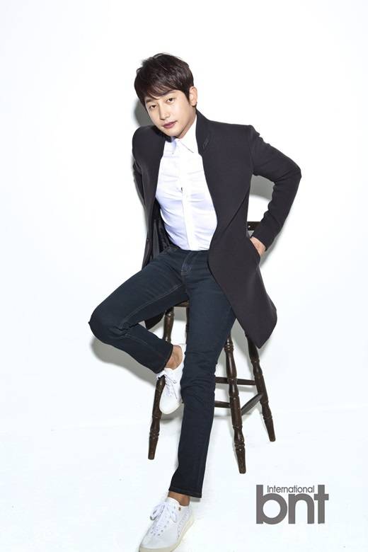 朴施厚面带微笑阳光帅气写真