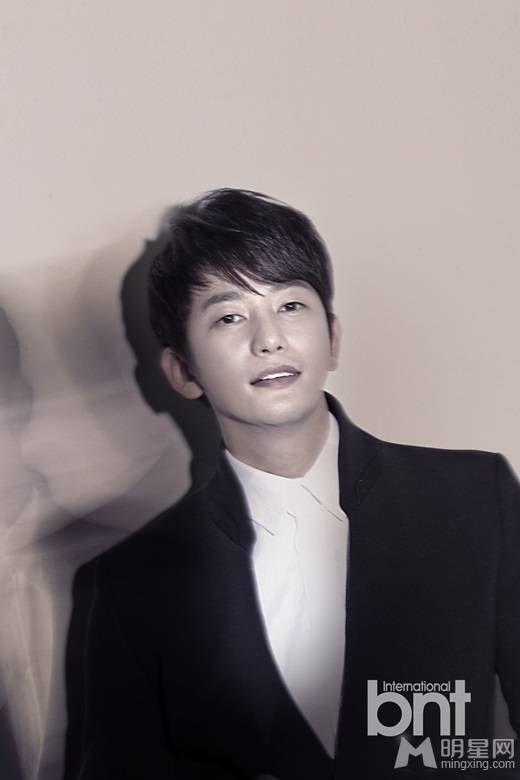 朴施厚面带微笑阳光帅气写真