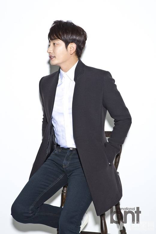 朴施厚面带微笑阳光帅气写真