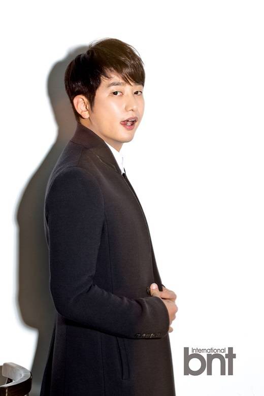 朴施厚面带微笑阳光帅气写真