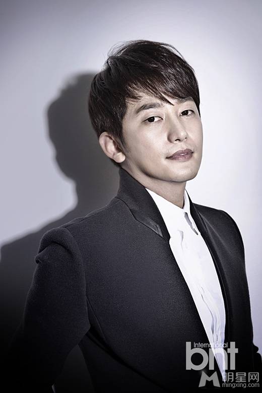 朴施厚面带微笑阳光帅气写真