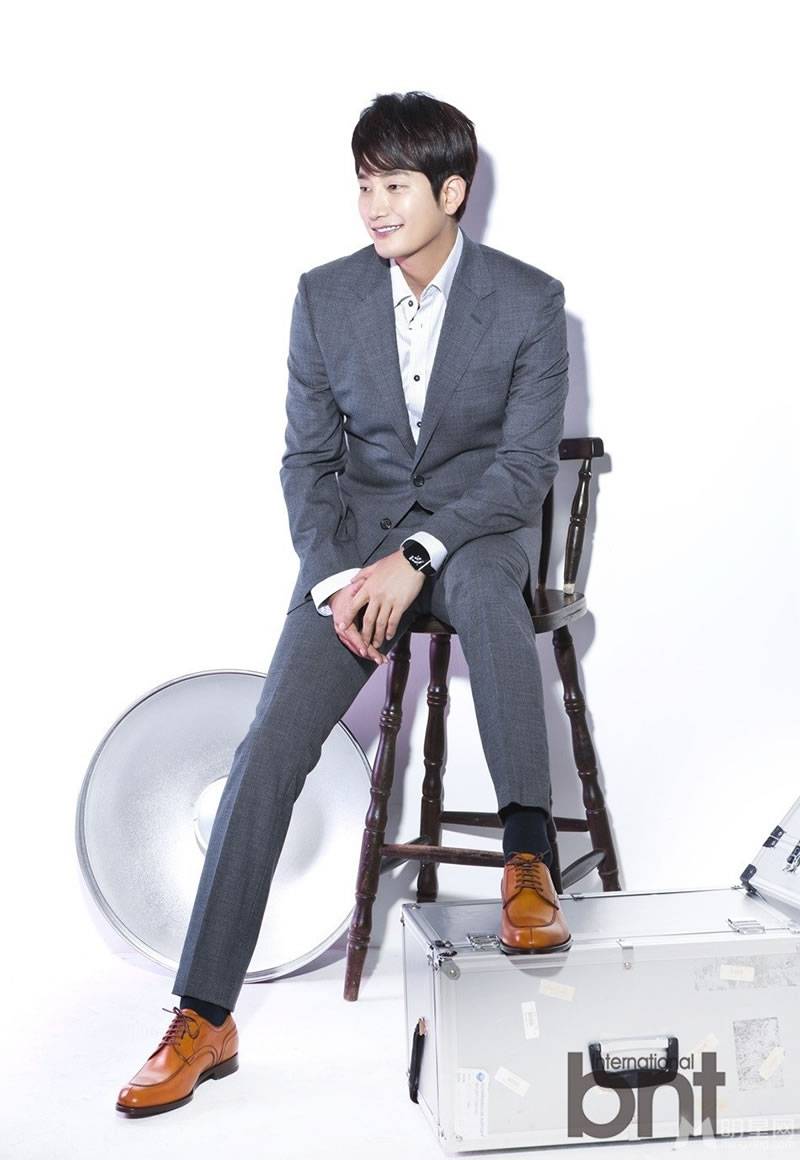 韩国男明星朴施厚时尚绅士风度写真照