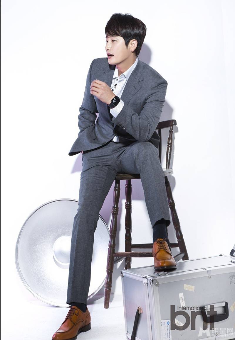 韩国男明星朴施厚时尚绅士风度写真照