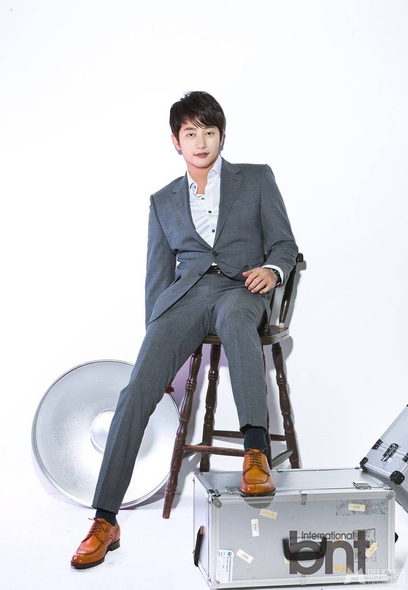韩国男明星朴施厚时尚绅士风度写真照