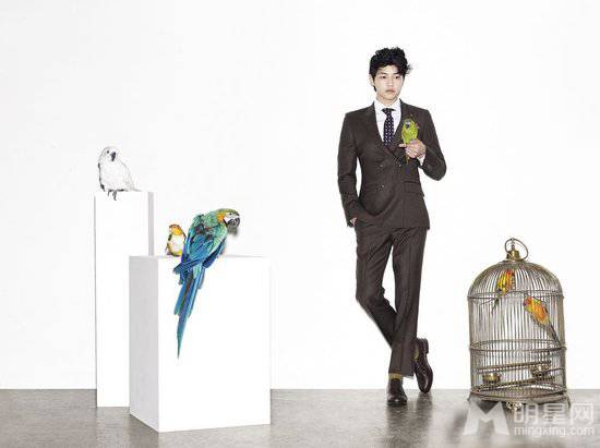 韩国男明星宋仲基尽显成熟儒雅写真