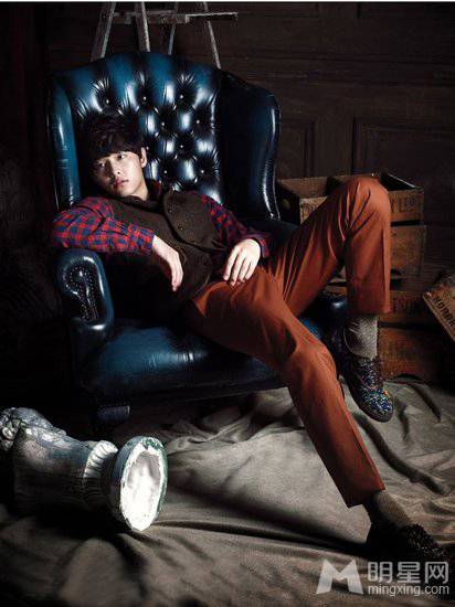 韩国男明星宋仲基尽显成熟儒雅写真