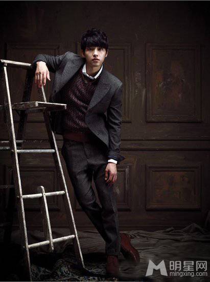 韩国男明星宋仲基尽显成熟儒雅写真