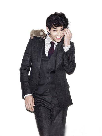 韩国男明星宋仲基尽显成熟儒雅写真