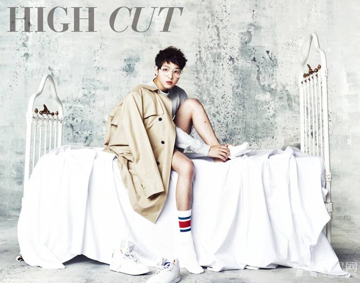 男神宋仲基彰显自然随性魅力写真照