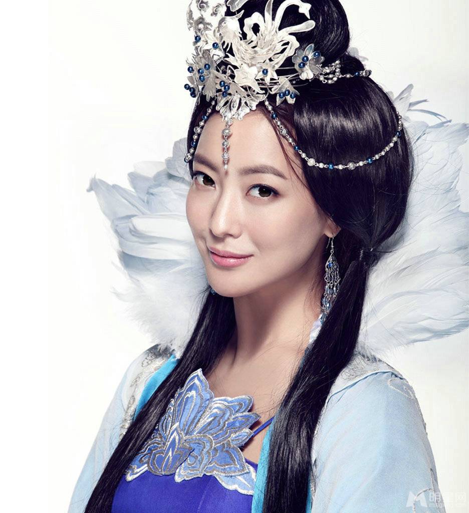 韩星金喜善代言网络游戏高清写真