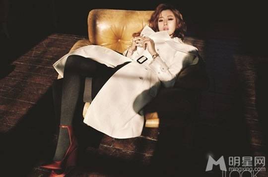 金喜善尽展异国风情街拍照