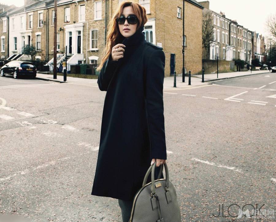 金喜善尽展异国风情街拍照