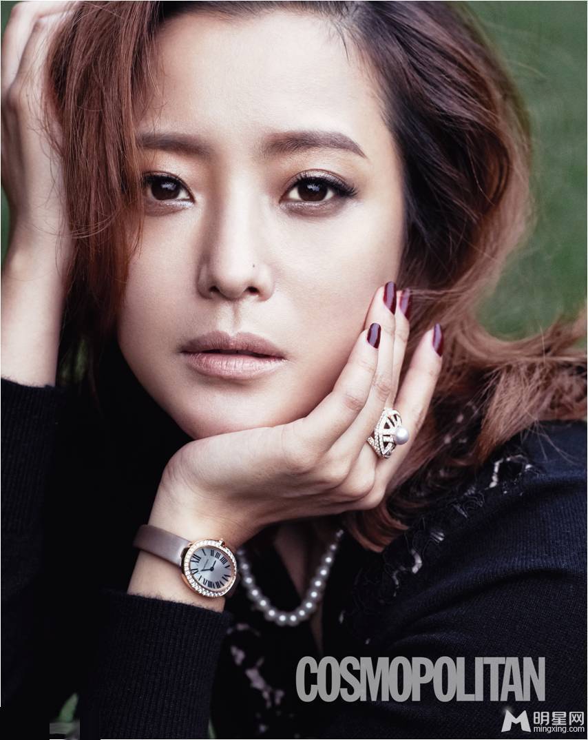 金喜善潮流搭配展现性感妩媚风情